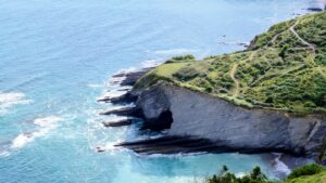 Côte basque, falaises et océan