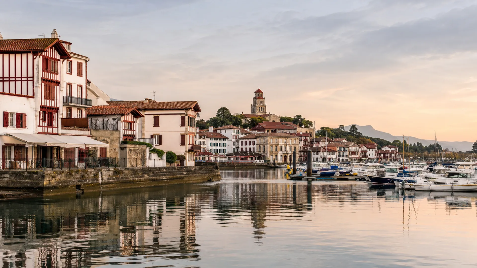 Conciergerie à Saint-Jean-de-Luz : le port, les maisons basques et les bateaux au lever du jour