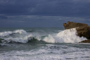 Rocher et ocean sur la Cote basque