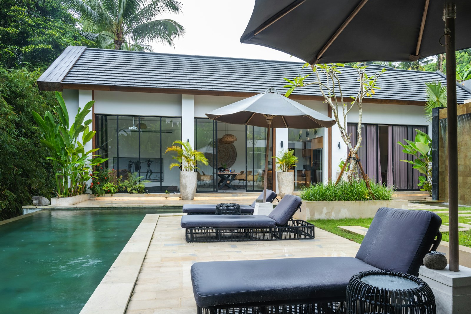 Terrasse avec piscine d'une villa en location courte durée sur la Côte basque, illustrant la rentabilité potentielle du bien